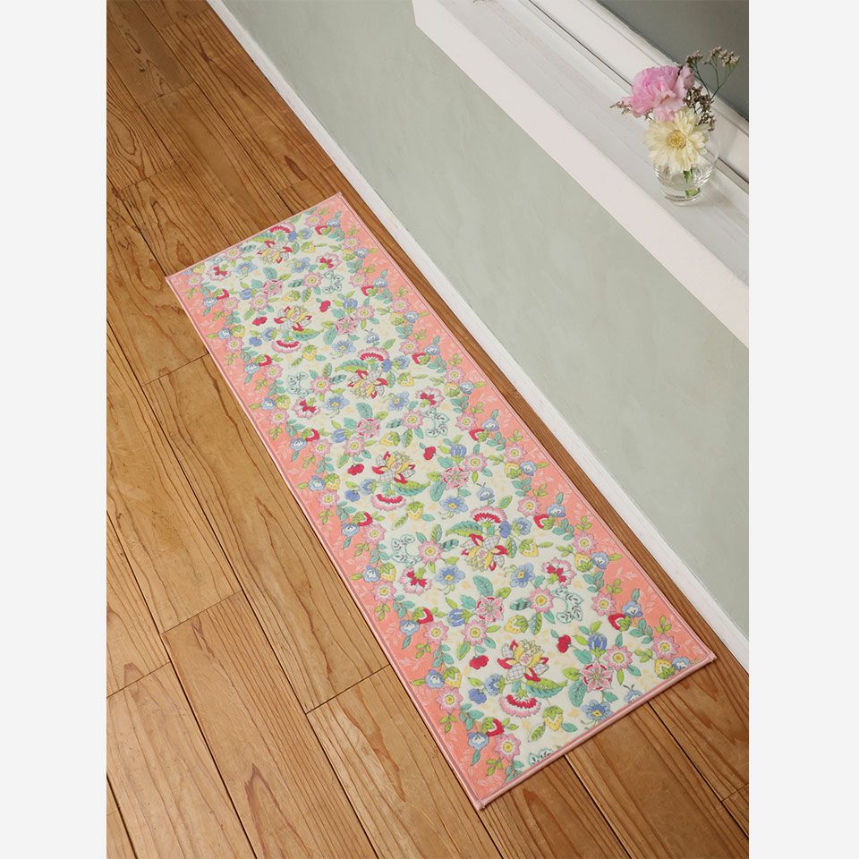 ミニブーケ風のハドンホールフラワーが可憐で、ヘムの小花も動きがあって楽しいデザインです