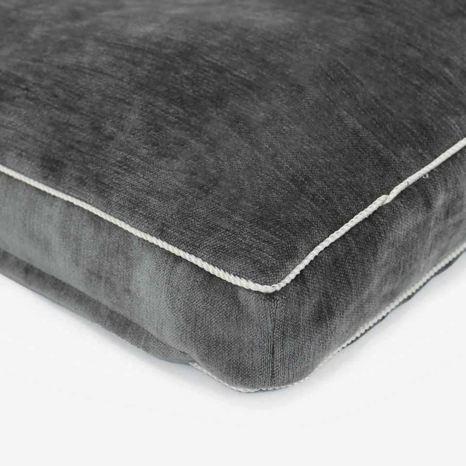 ペールグレー色のパイピングをつけています／55cm×55cm／マチ5cm／カラー：ダークグレー