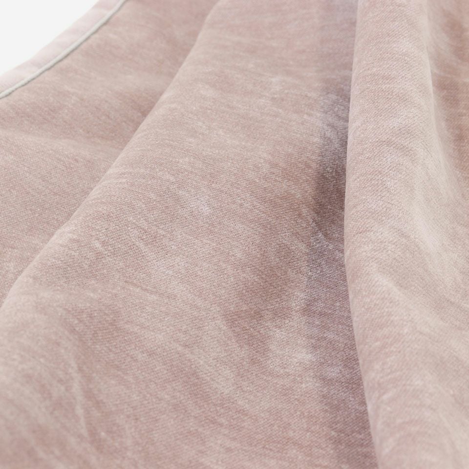 シンプルながらも高級感と程良い光沢感のあるモール糸を使用したベルベット調素材のクッションカバーです／カラー：ローズ