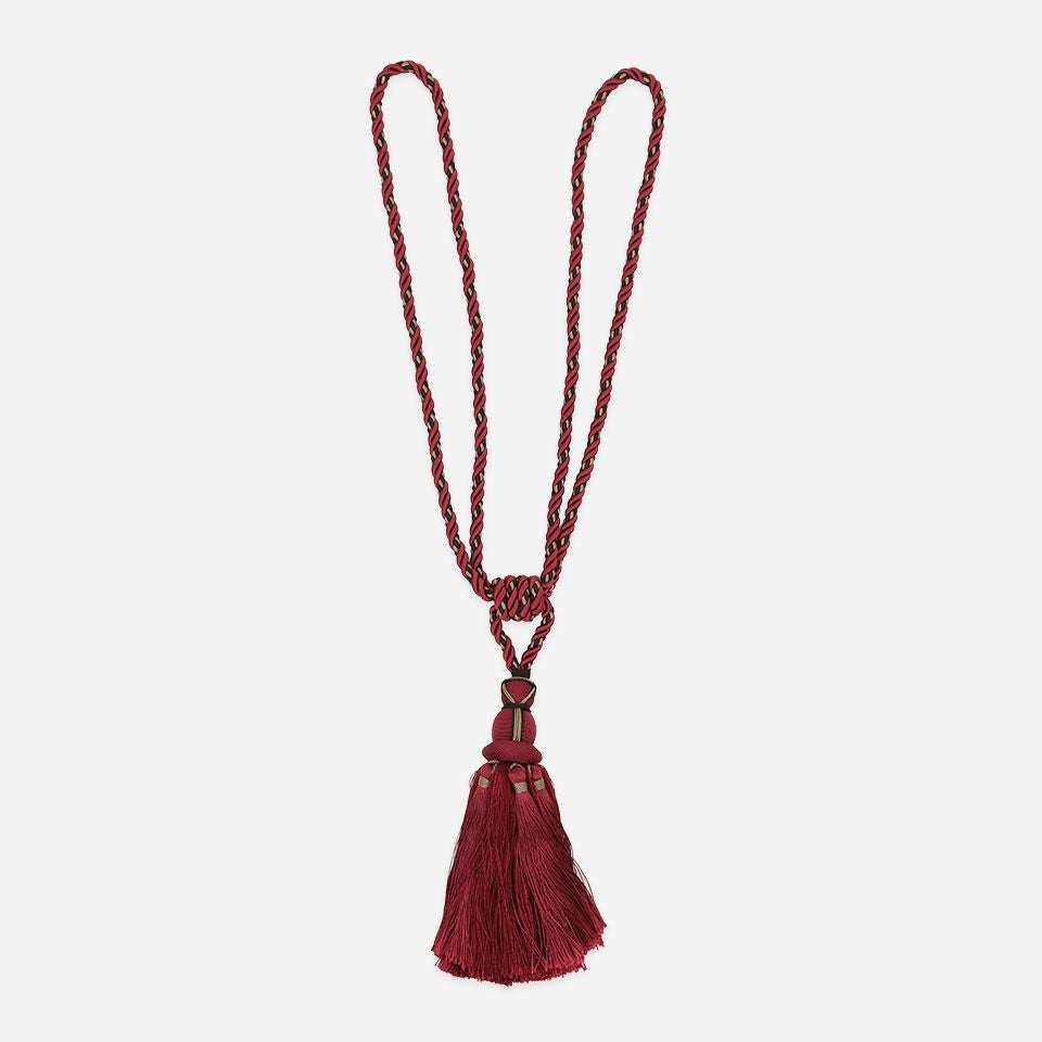 正面画像／カラー：レッド／紐の全長 約85cm 房の長さ 約28cm