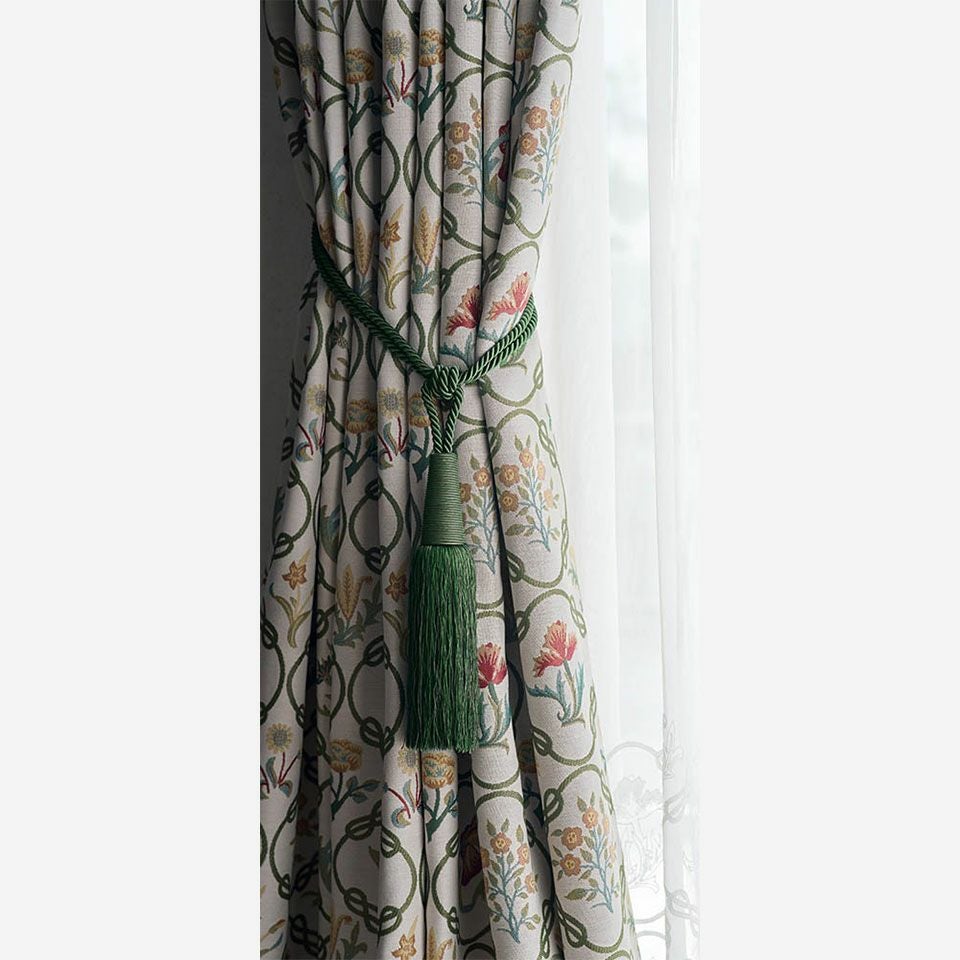 生地のアクセントカラーに合わせてタッセルをお選びいただくと、色合いが引き締まり上質な窓辺を演出します／カラー：グリーン