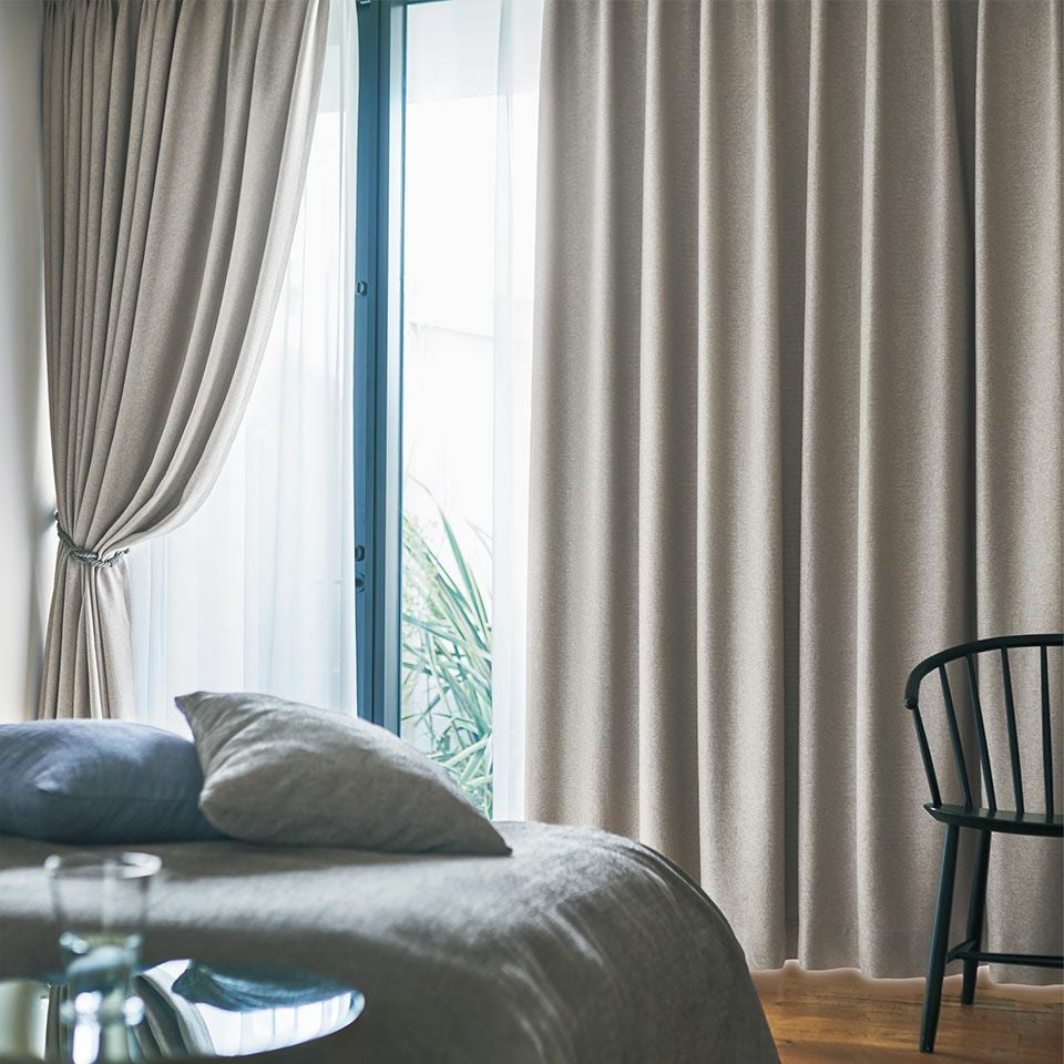 マニッシュな結び目がアクセントとなっており、モダン、北欧、ナチュラル、モリス等、幅広いカーテンと合わせる事が出来ます／カラー：グレー