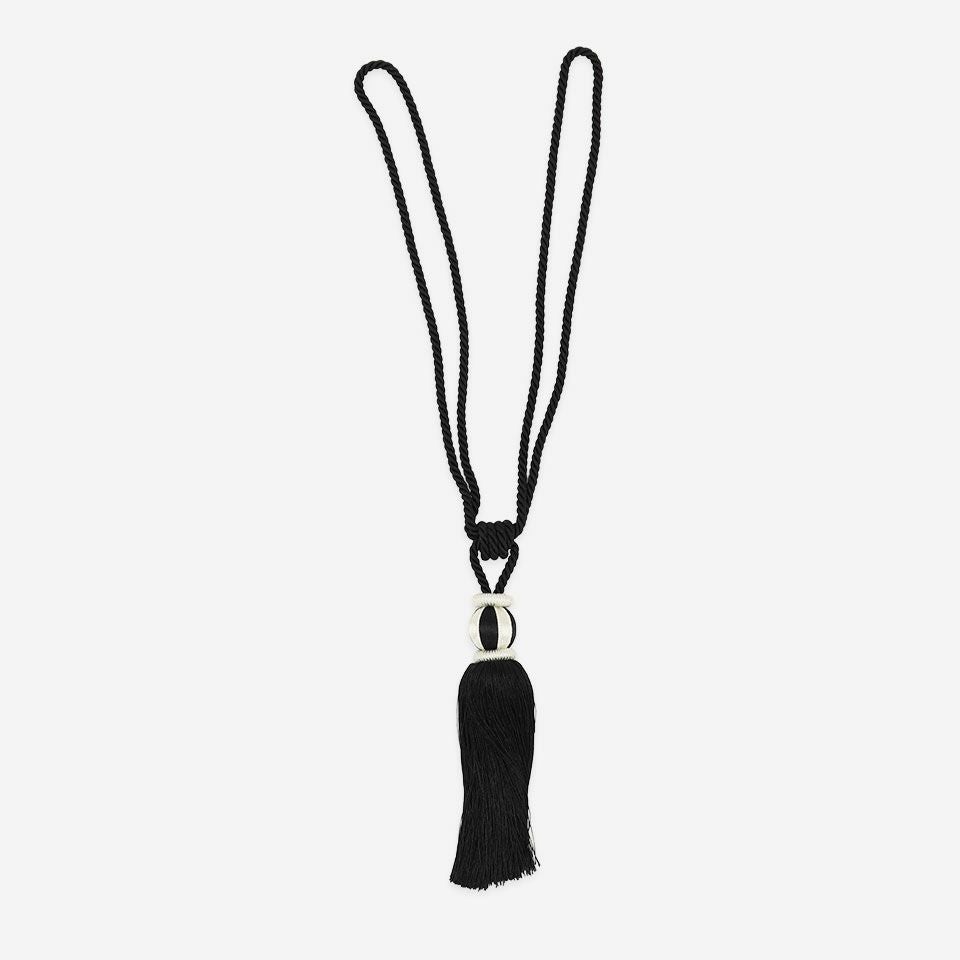 正面画像／カラー：ブラック／紐の全長 約78cm 房の長さ 約23cm