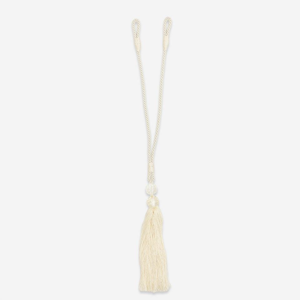 正面画像／カラー：アイボリー／紐の全長 約73cm（うちループ部分 約5cm） 房の長さ 約30cm