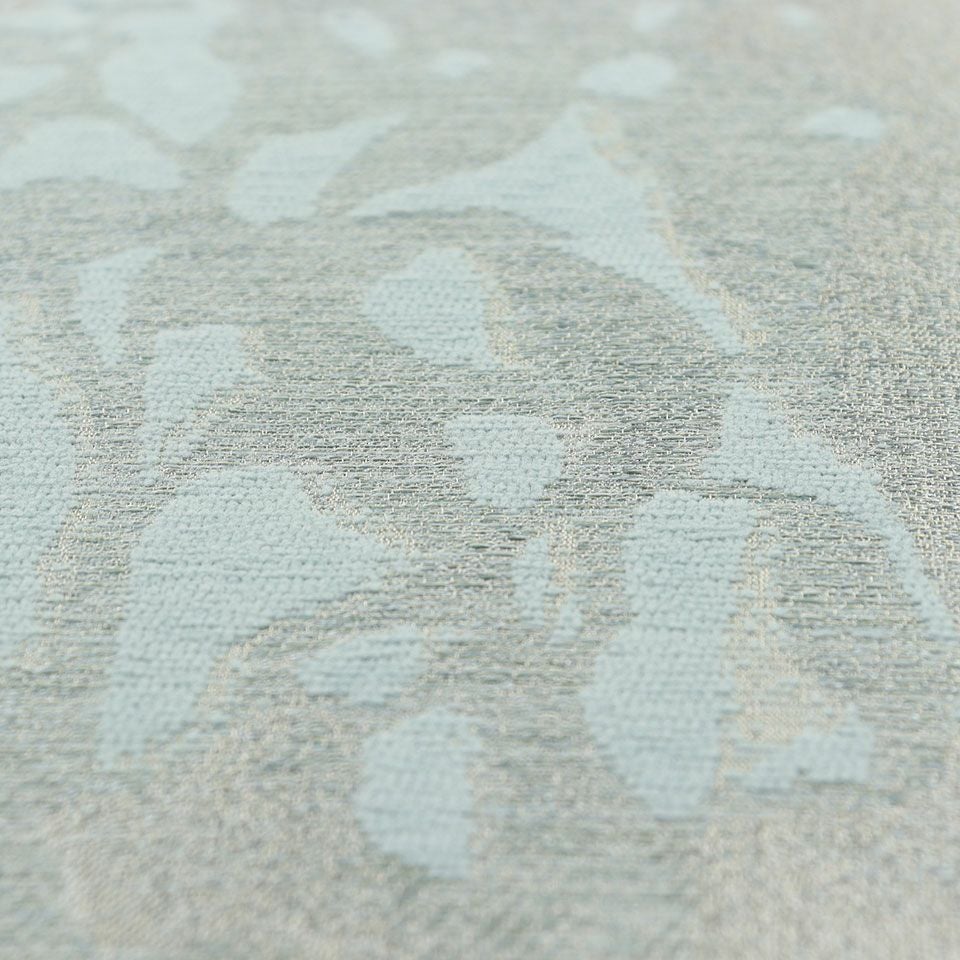 家を守る木、白樫の枝葉が風に揺れる様子をシルエットで表現し、自然の美しさをお部屋に取り入れます