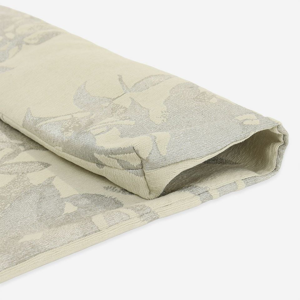 柔らかい手触りのモール糸を使用し、シルキーな糸使いのモチーフが光によって美しい輝きを放ちます