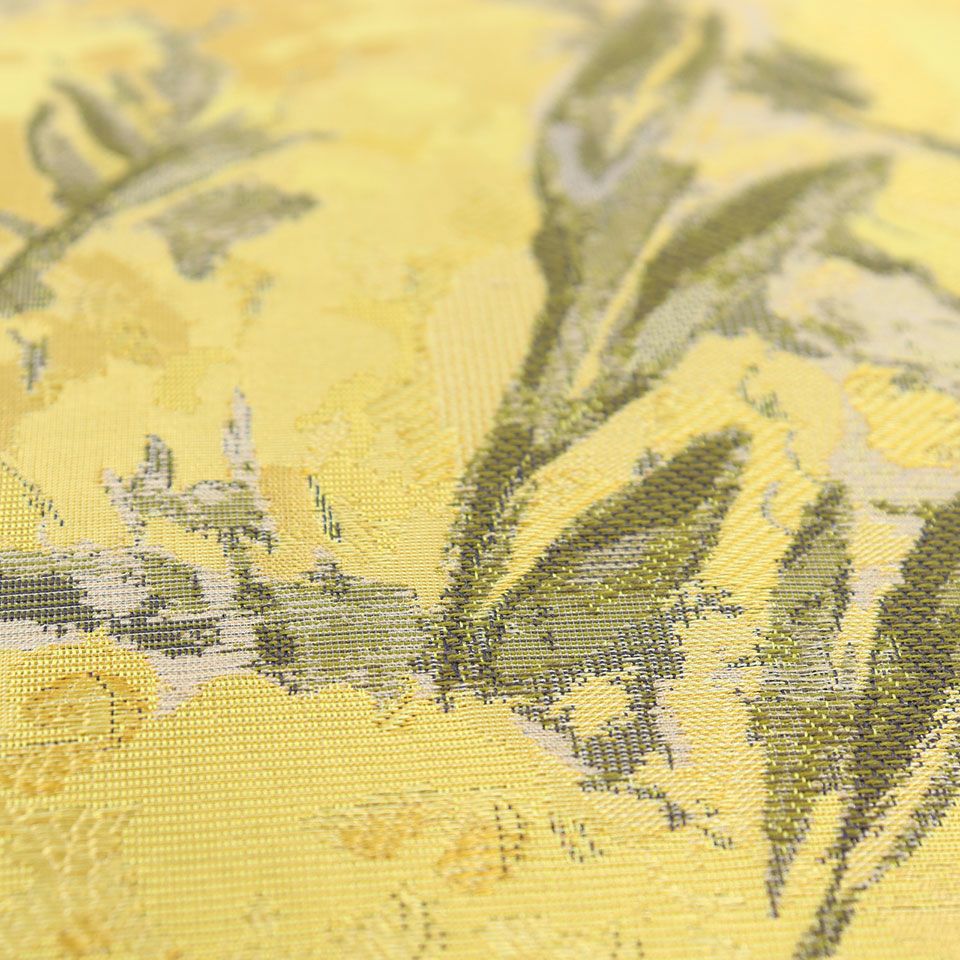 光によって風通織で緻密に織り上げられたミモザの花の粒々と、ふわっとしたふくらみが一層輝き、空間に気品と華やかさをもたらします