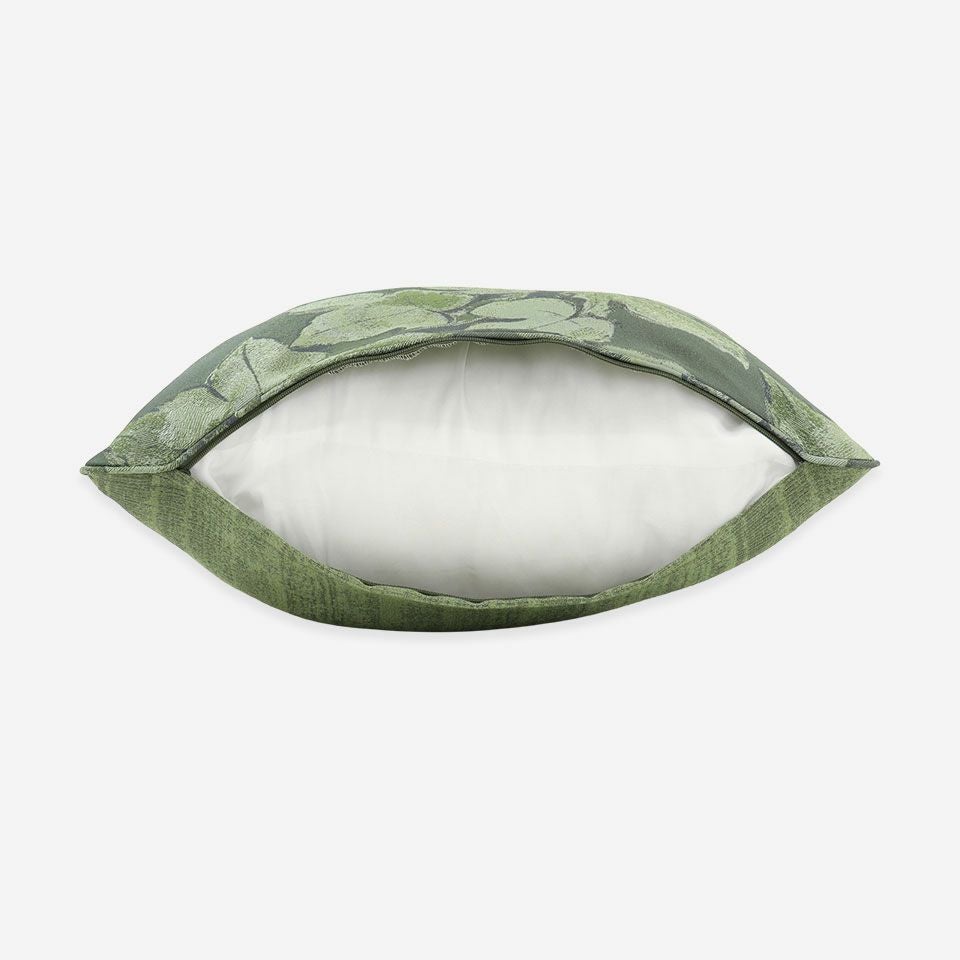 生地の色目に合わせたファスナー色を使用し、ファスナー部分に生地を片側から被せています