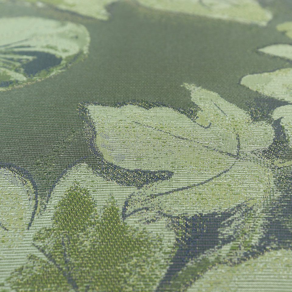 葡萄の葉とつるが幾重にも重なるデザインで、光によって緑の濃淡や緻密な織表情が様々に変化し、独特の美しさが漂います
