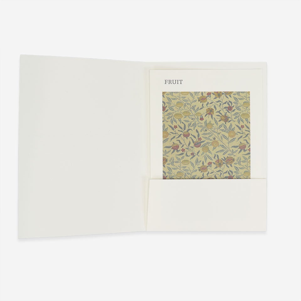 ファブリックパネルと同じデザインのポストカード（専用カードホルダー入り）が付属します