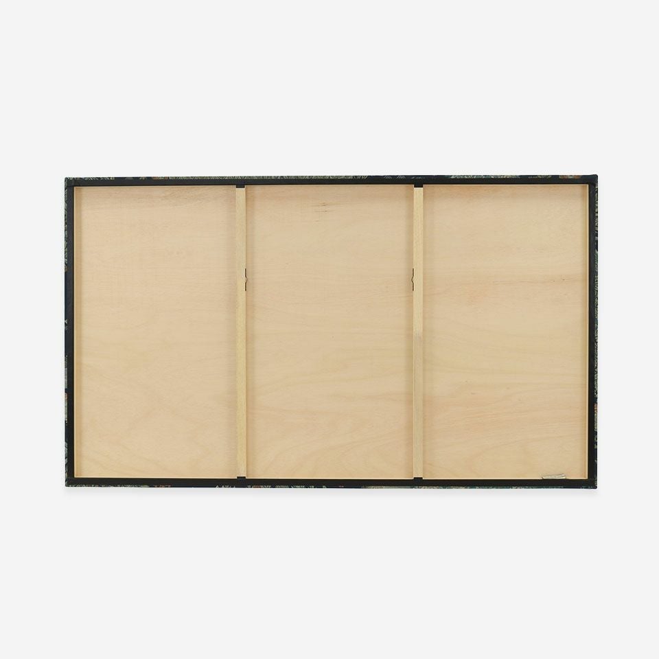 裏面画像／約70cm×120cm／吊り金具は、パネル内側の梁の両端に固定されています