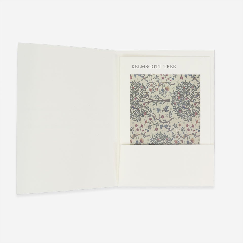 ファブリックパネルと同じデザインのポストカード（専用カードホルダー入り）が付属します