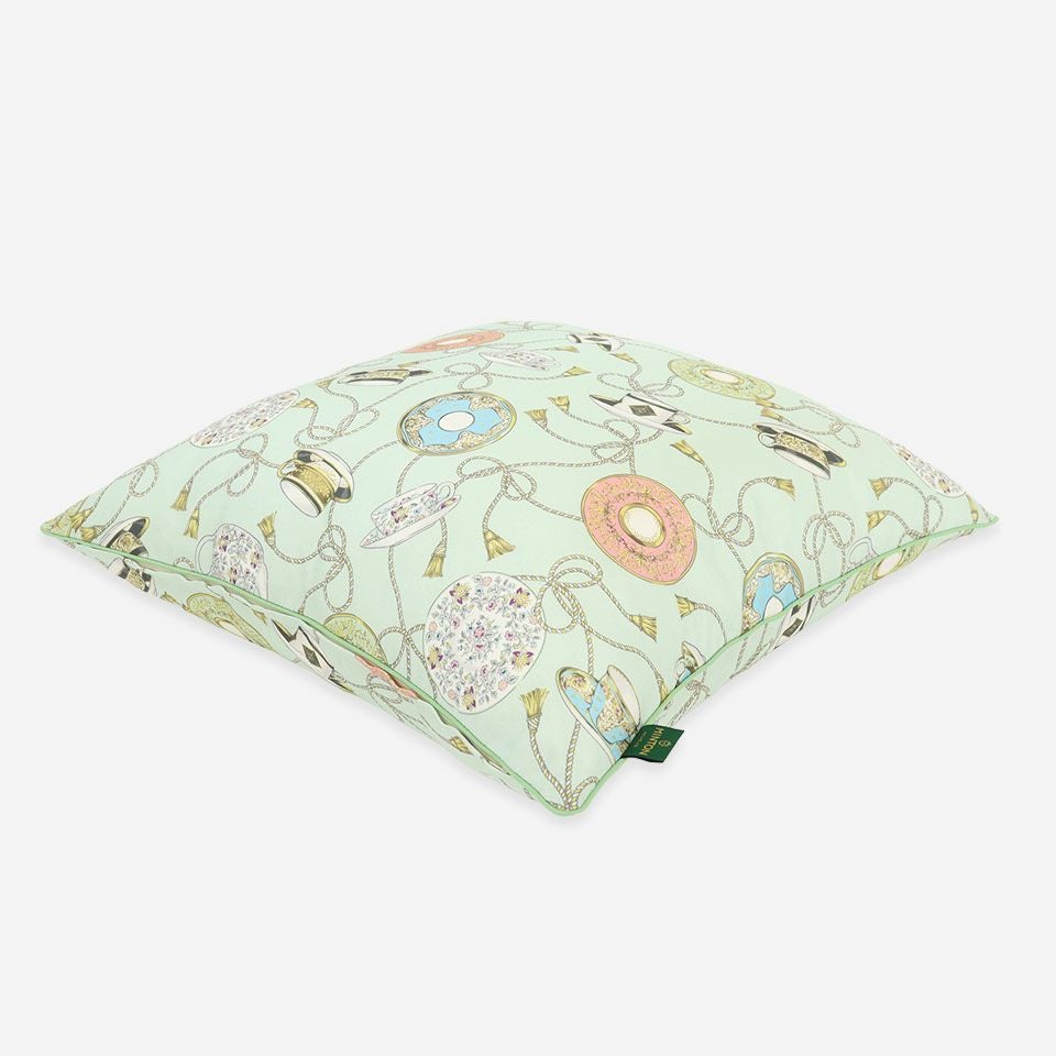 表面と裏面は共生地を使用し柄位置は一点ずつ異なります／生地の色目に合わせたパイピングをつけています