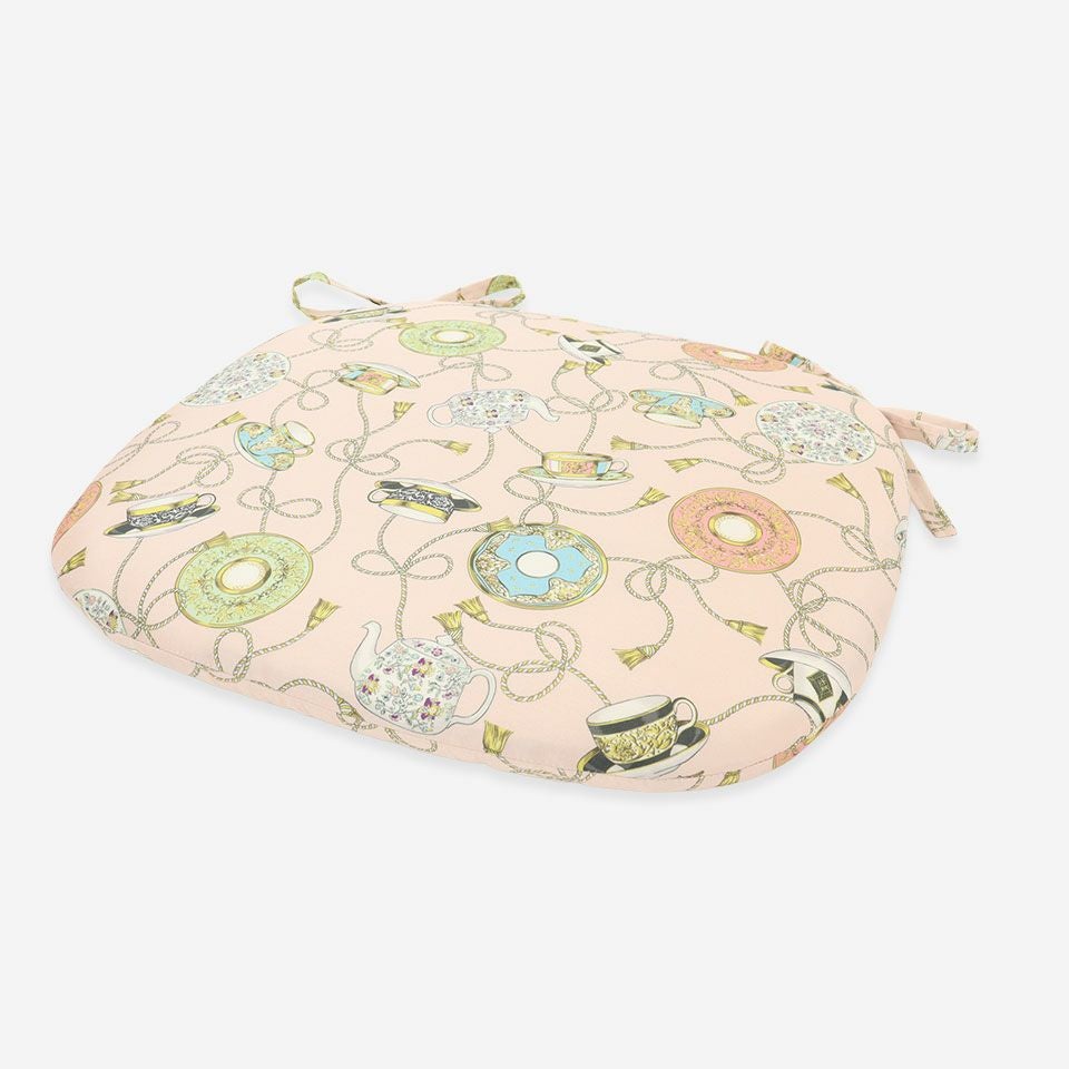 表面／カラー：ピンク／45cm×43cm／カップ＆タッセルのデザインがプリントされたダイニングシートクッションです