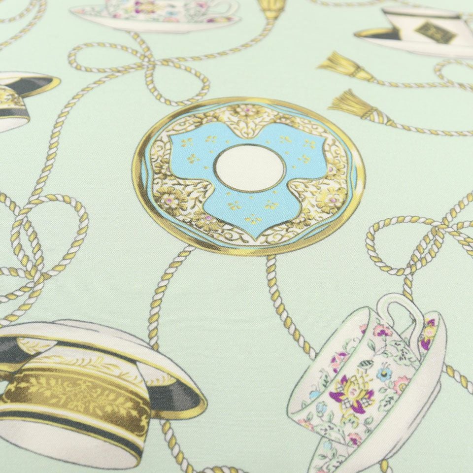 ミントンのティーカップとトレー、リボン状のタッセルが優雅に舞っているデザインです