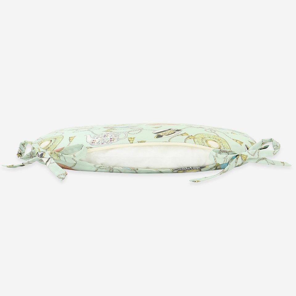 生地の色目に合わせたファスナー色を使用し、ファスナー部分に生地を片側から被せています