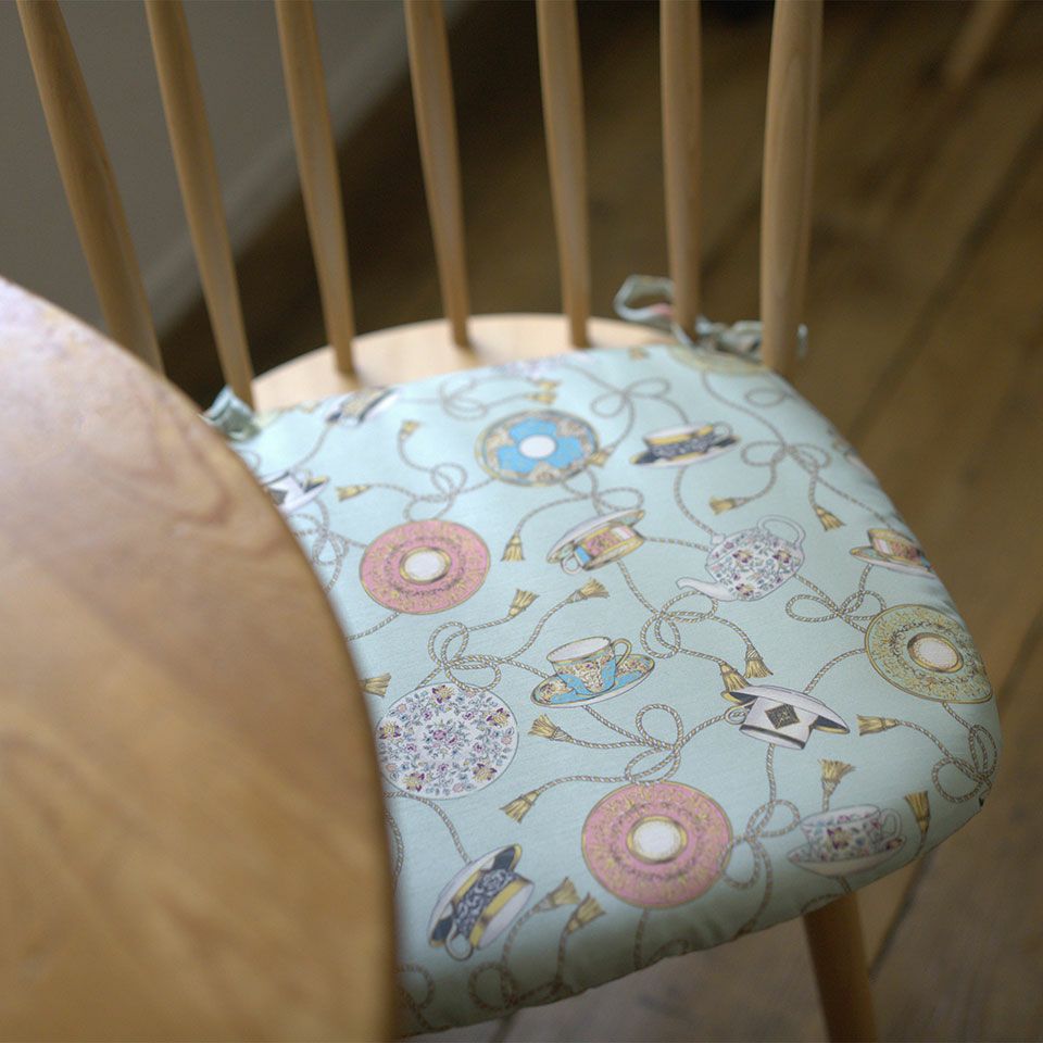 座った瞬間のひんやり感や固さを軽減し、椅子全体のクッション性を補え、やわらかな座り心地になります