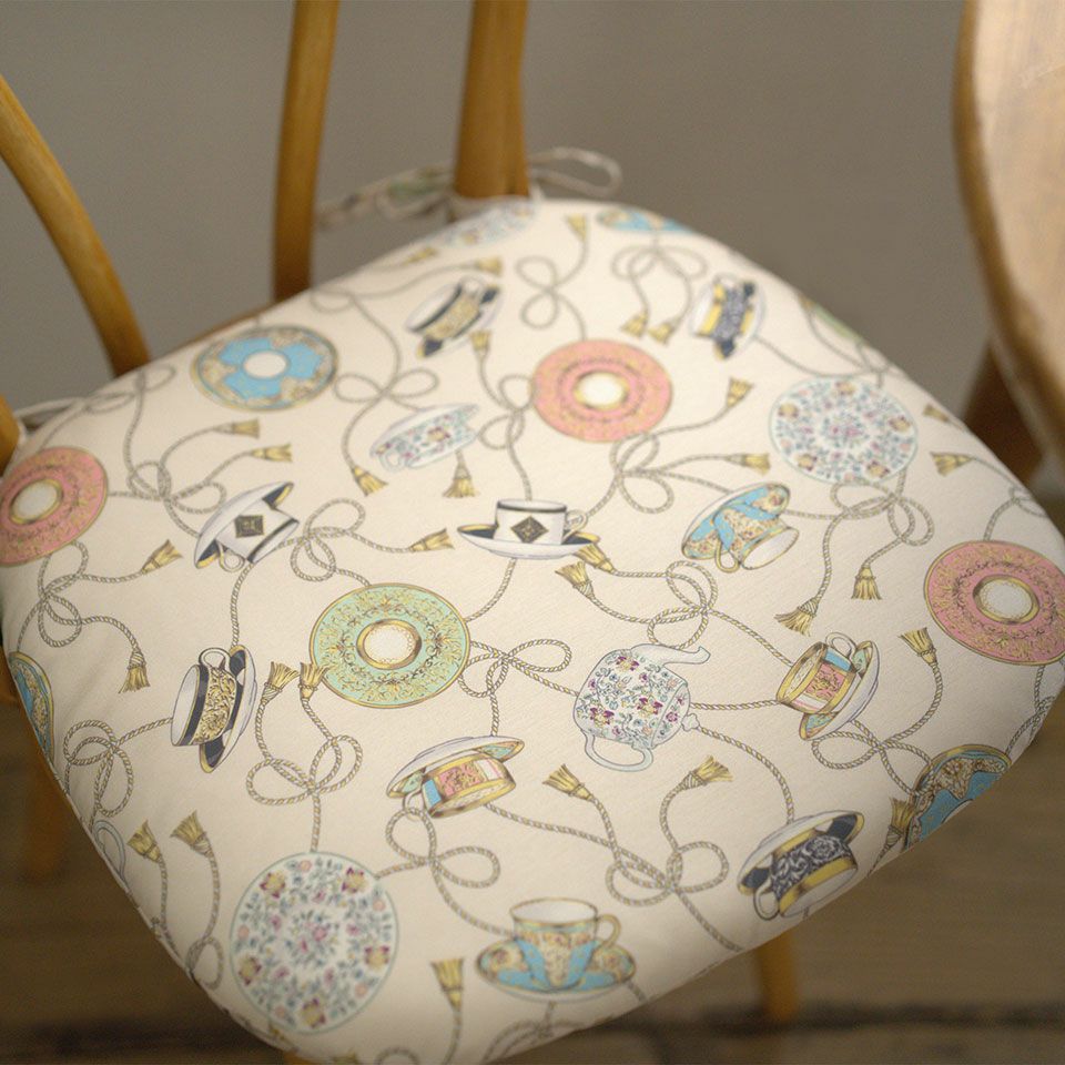 座った瞬間のひんやり感や固さを軽減し、椅子全体のクッション性を補え、やわらかな座り心地になります