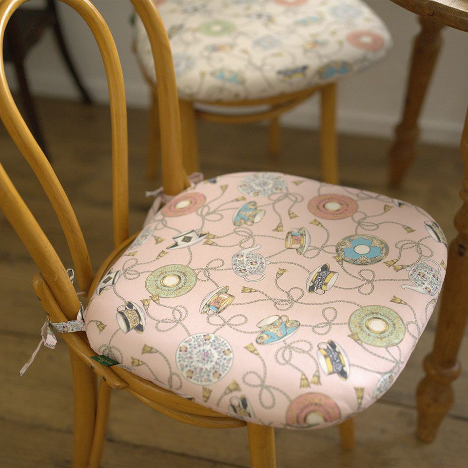 座った瞬間のひんやり感や固さを軽減し、椅子全体のクッション性を補え、やわらかな座り心地になります