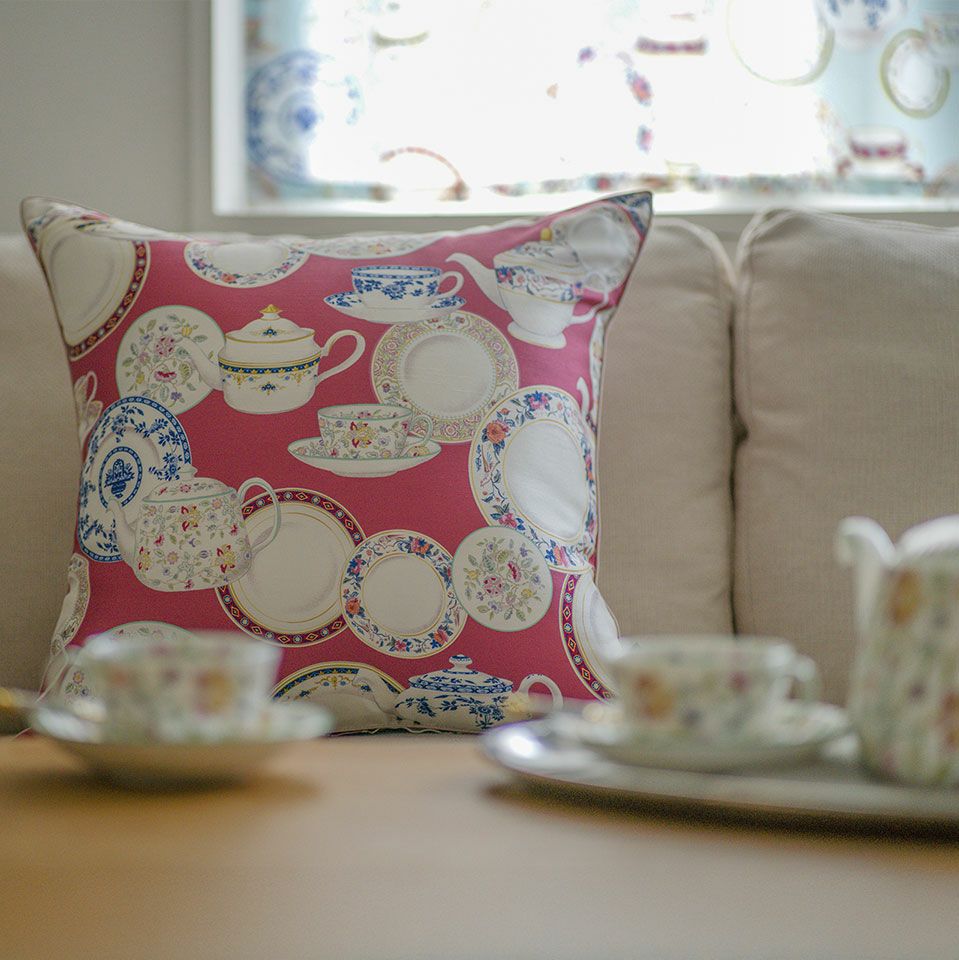 抱えて身体の支えとして、膝上に置き肘の支えとして、背もたれとして幅広くご使用いただけます