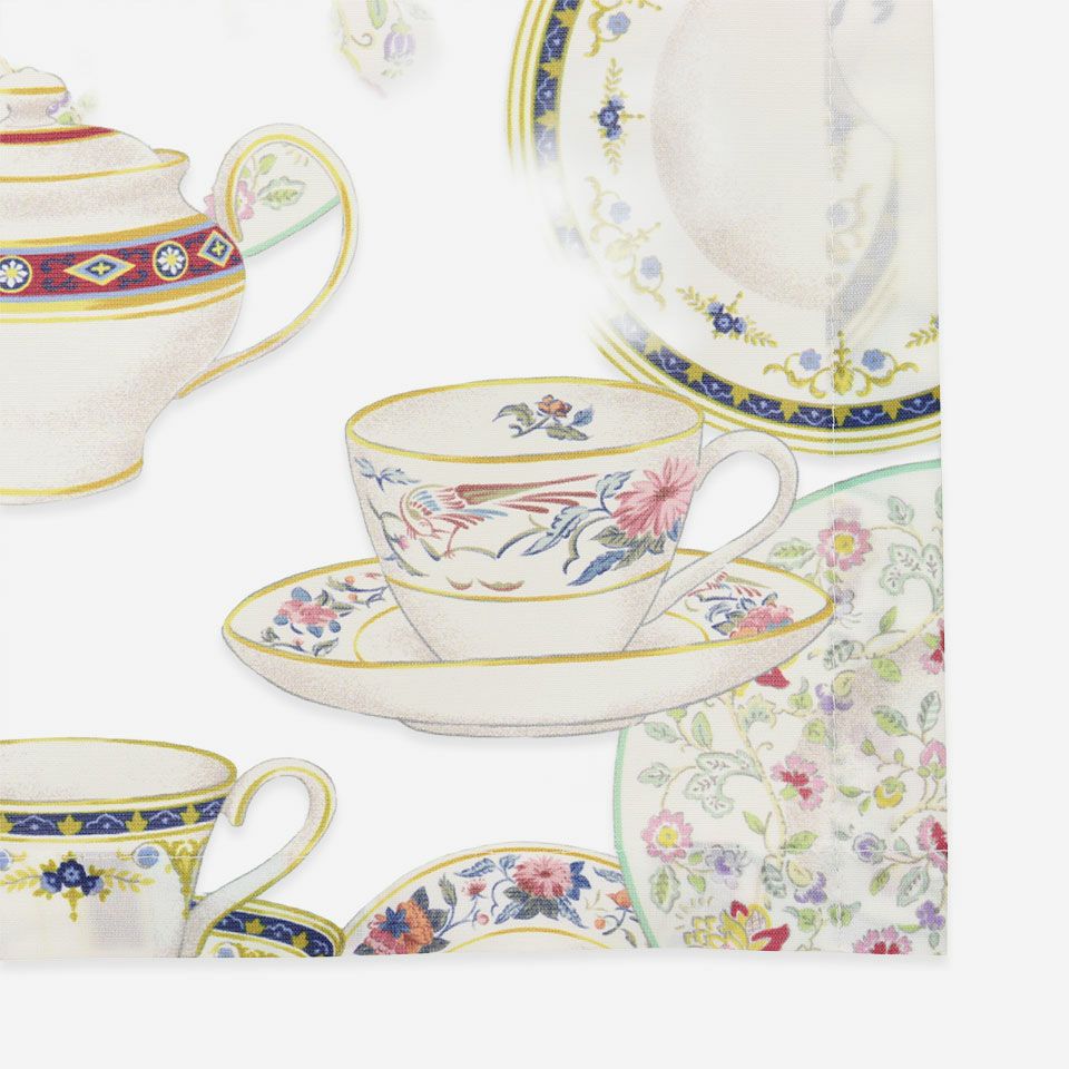 ミントンの食器カタログから抜粋したティーカップとトレー、ティーポットをモチーフとしてファブリックに落とし込んだデザインのカフェレースです