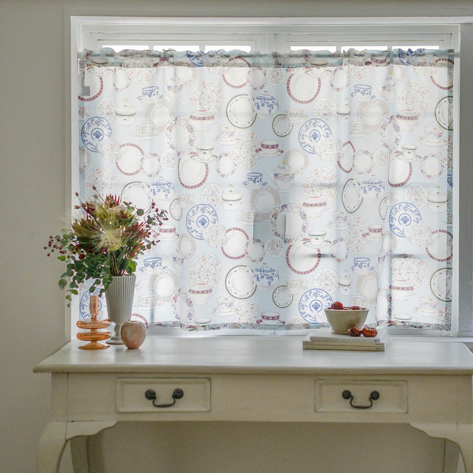 使用イメージ／ 約142cm×90cm／窓を広く覆えるサイズです／カラー：ライトブルー