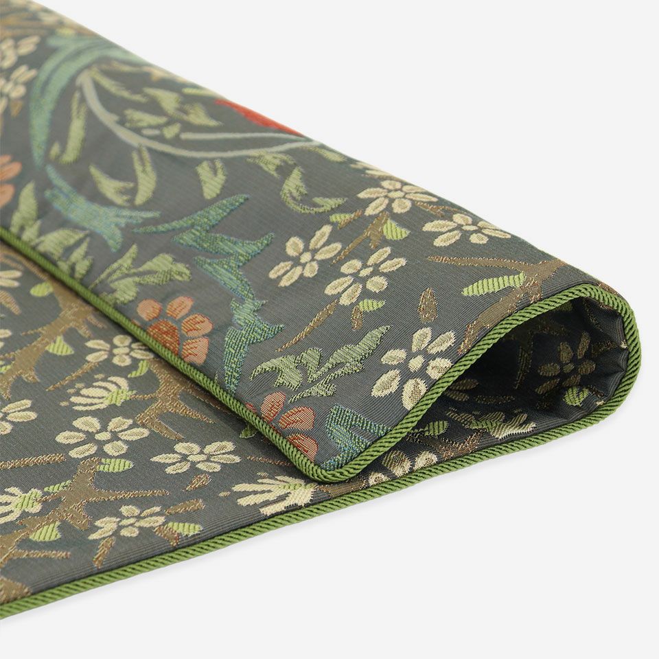 1892年にウィリアム・モリスの一番弟子ジョンヘンリーダールによって作成されたハンドプリントのデザインです