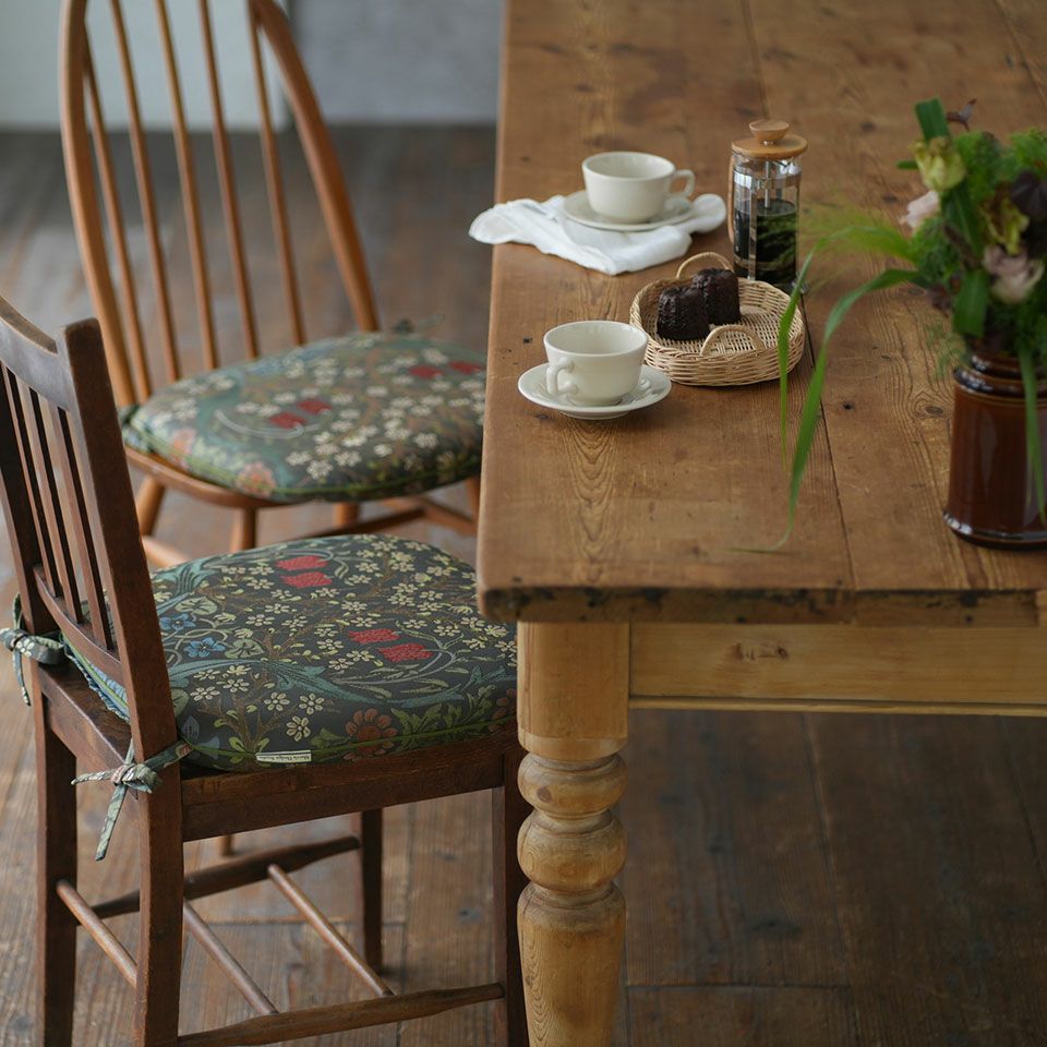 座った瞬間のひんやり感や固さを軽減し、椅子全体のクッション性を補え、やわらかな座り心地になります