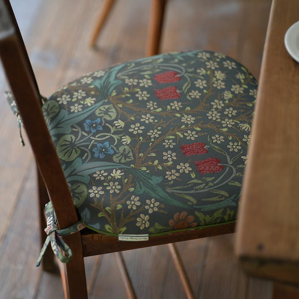 縫い付けの紐で椅子にしっかりと固定して使える便利なダイニングシートクッションです