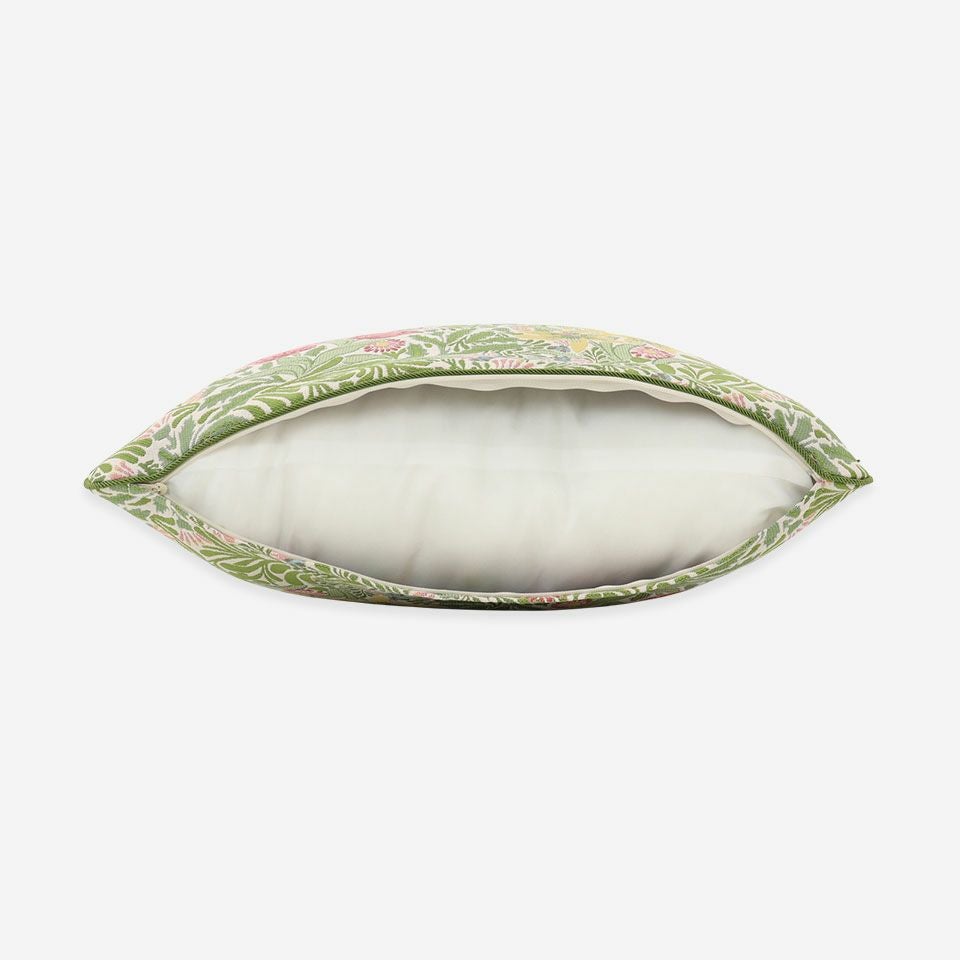 生地の色目に合わせたファスナー色を使用し、ファスナー部分に生地を片側から被せています