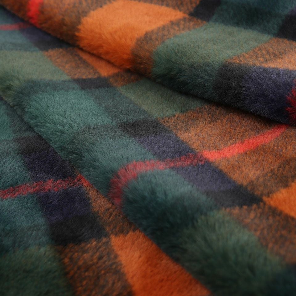 ネイビー色はネイビー、グリーンにレッドブラウンを組合わせ、ビビッドなレッドでアクセントを効かせ、濃色ながら艶やかなカラーリングに仕上げました