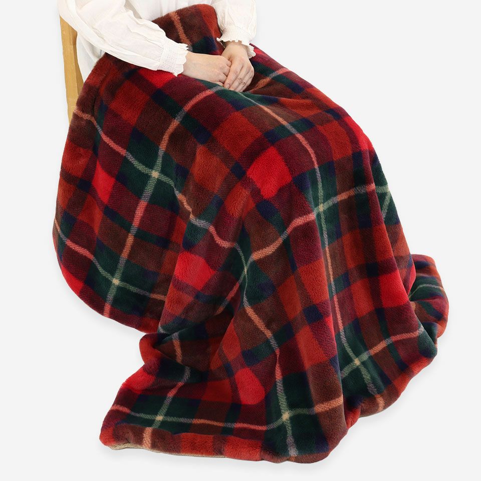 100×140cmサイズは、リビングでちょっとお昼寝やひざ掛けだけではまだ寒い時期のブランケットにいかがでしょうか／カラー：レッド