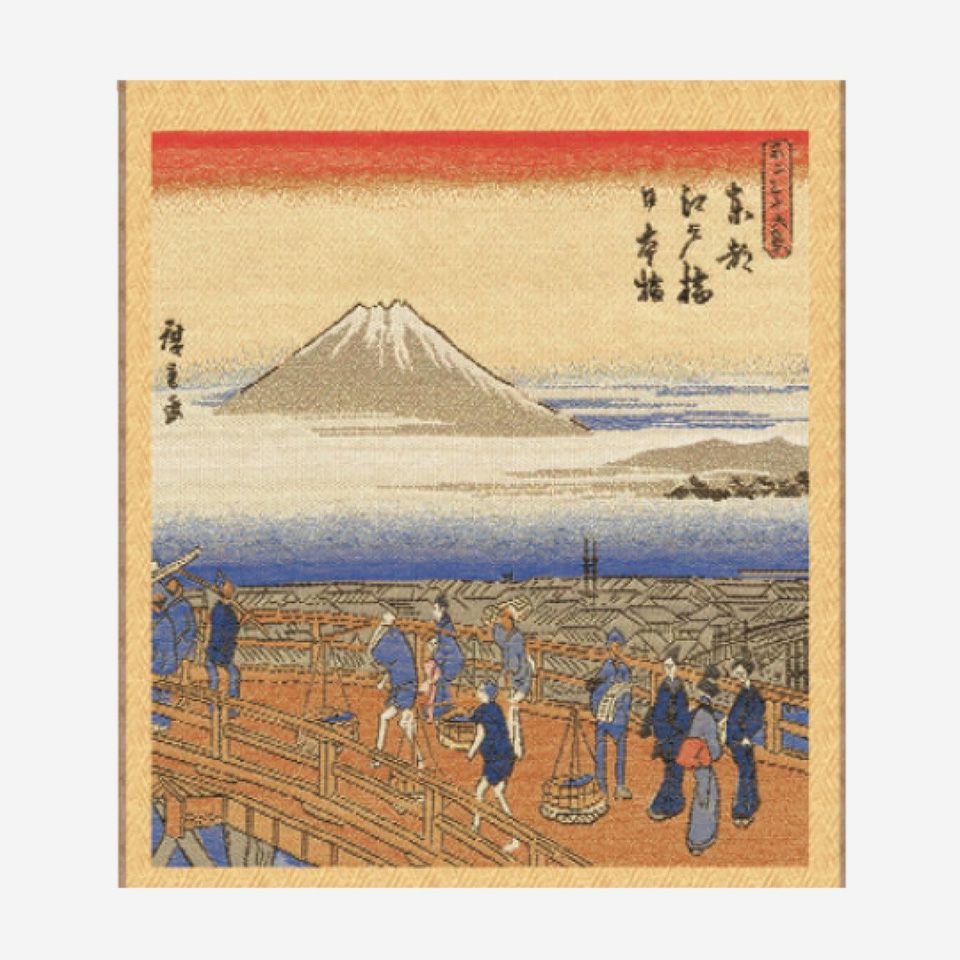 日本橋川に架かる江戸橋と商人たちを近像型構図で手前に描き、奥には日本橋、丹沢山地、富士山を望む作品です