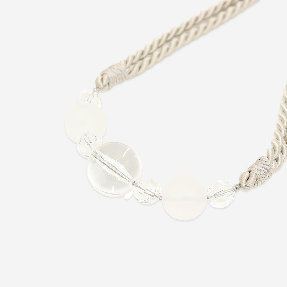 透明とすりガラスのようなビーズとを交互に配した繊細なデザインで、窓辺できらきらと光を受け、美しさが際立ちます／カラー：アイボリー