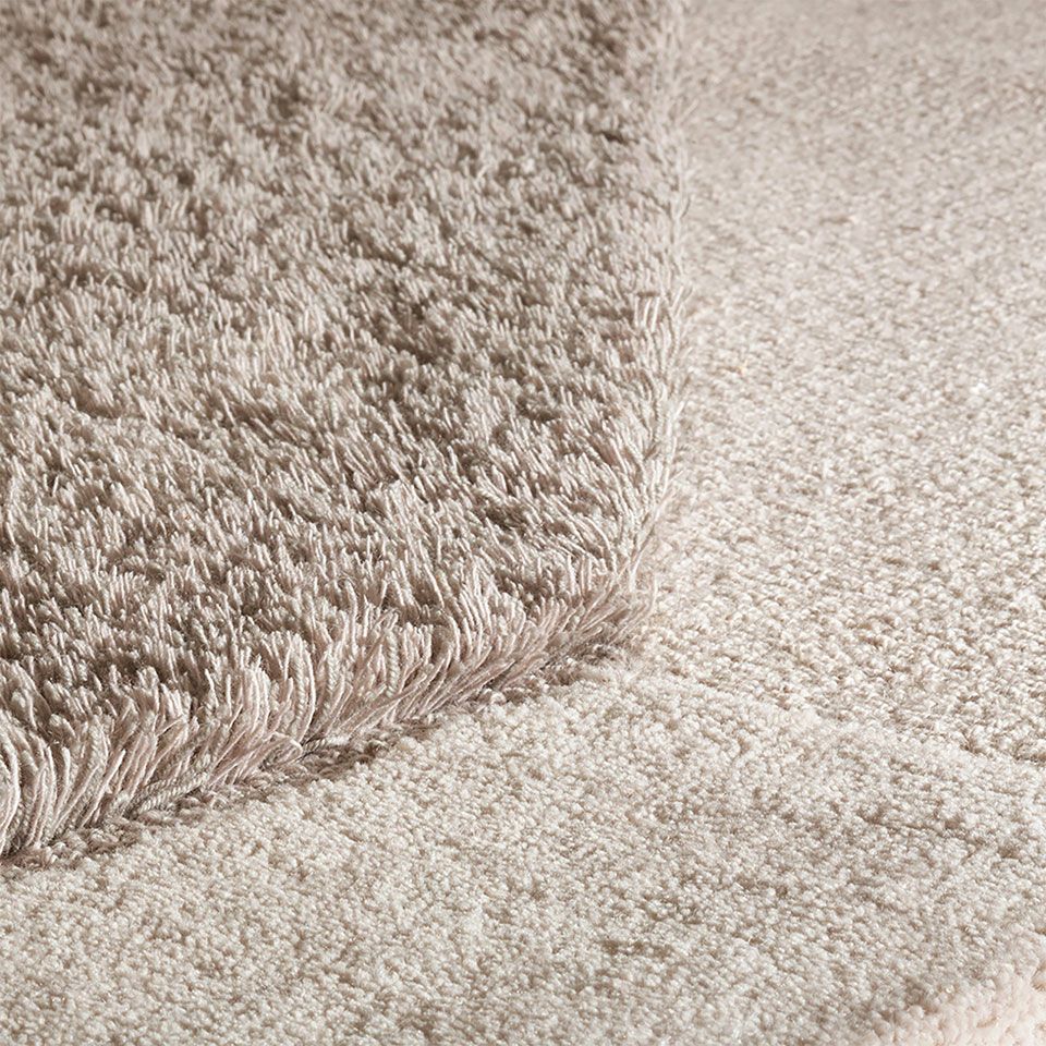 足元にアートを飾る感覚でデザインしました／カラー：アイボリー