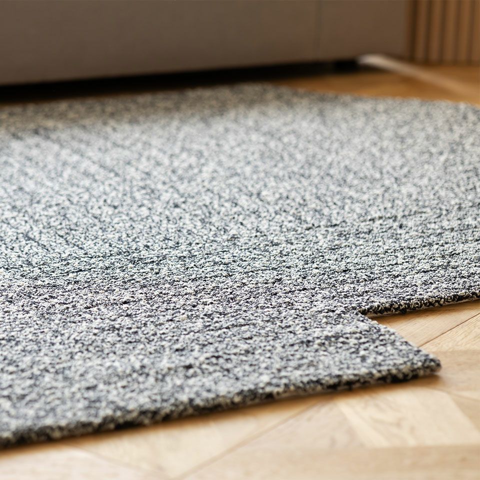 天然羊毛を丁寧に使い、柔らかさと強度の理想的なバランスを持つ糸を作り上げました