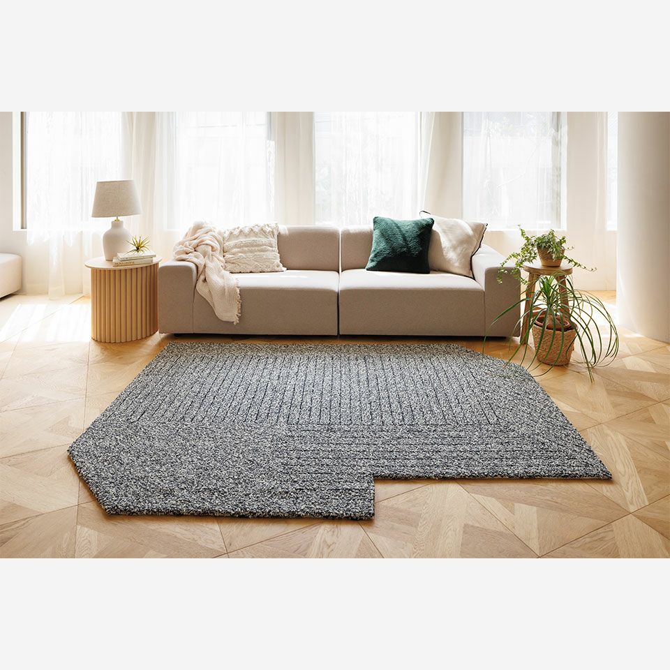 特徴的な形は着物のシルエットをイメージしています