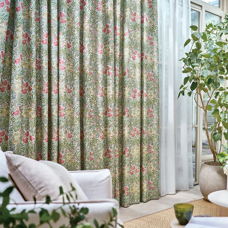 イメージ画像／バウアーは咲き誇る花々と生命力に満ちた葉が織りなす、楽園のような情景を描いています