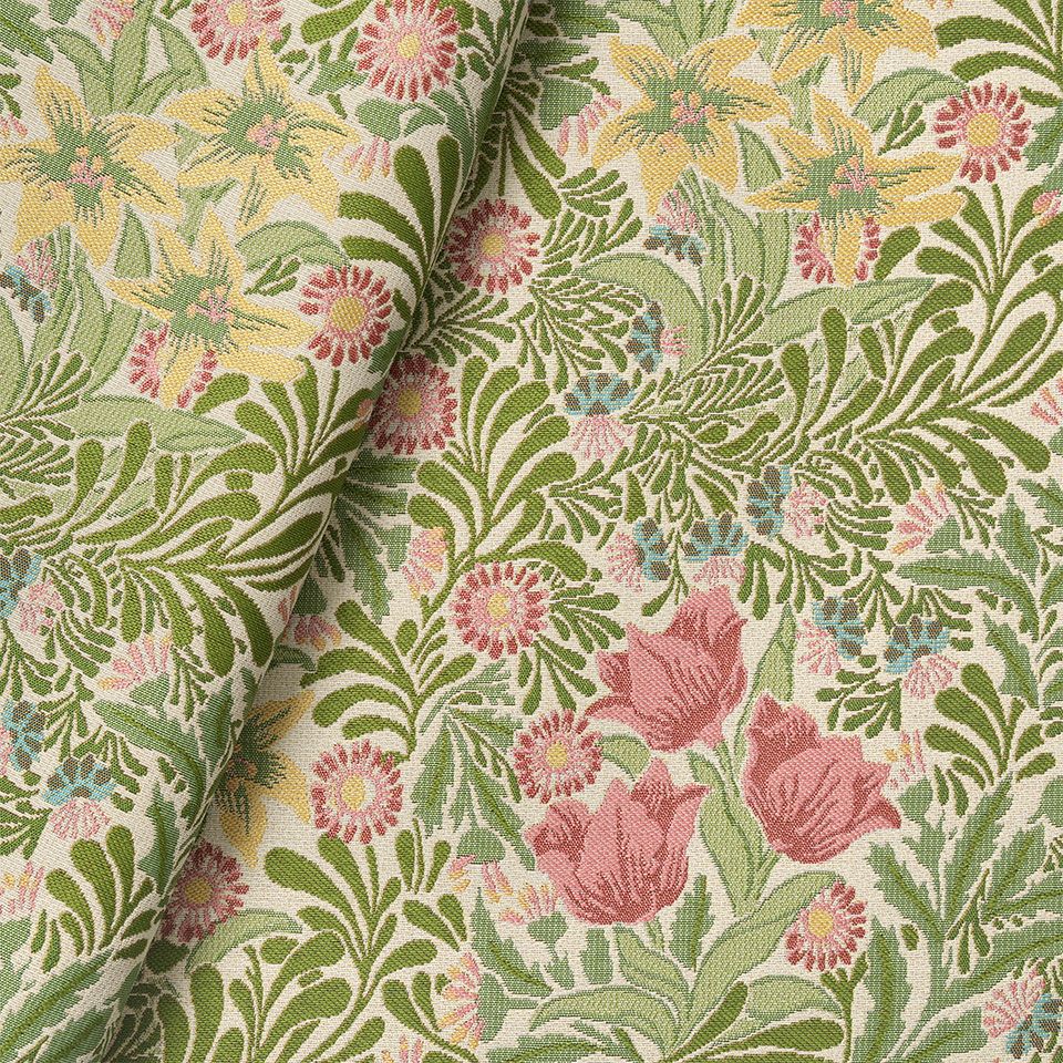 生地拡大画像／重なり合う葉の表情には、織りの立体感と色彩の奥行きが巧みに表現され、空間に深みをもたらします