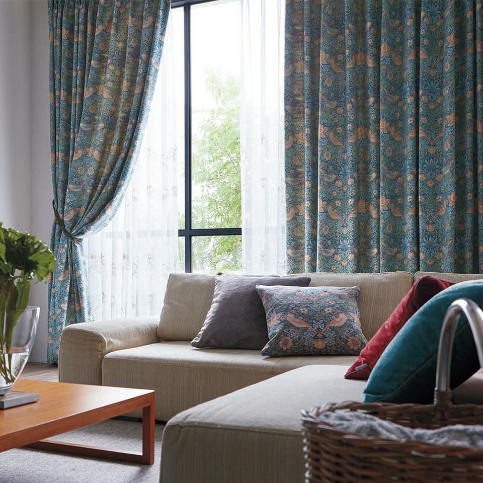 イメージ画像／モリスの別荘である「ケルムスコット・マナー」でいちごをついばむツグミを見て描いたデザインです