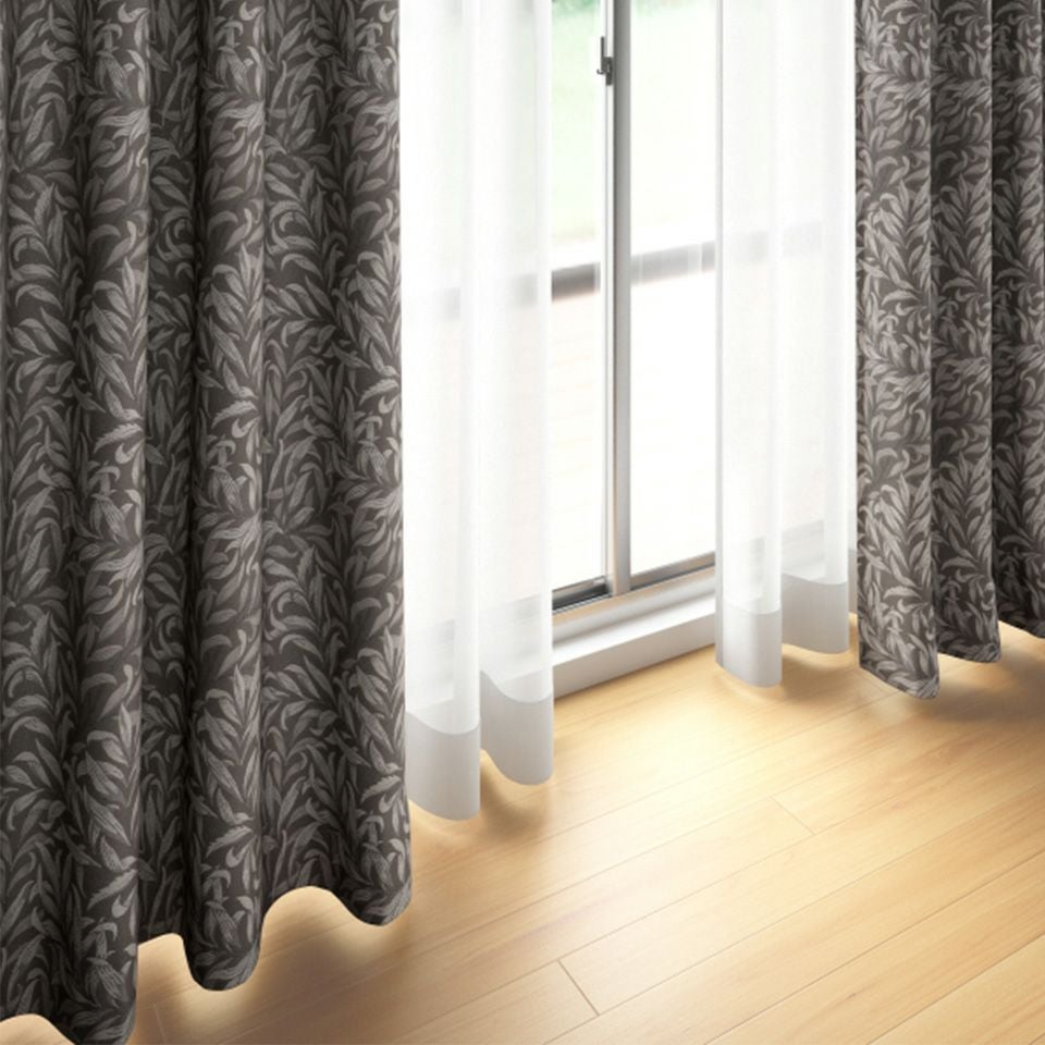 イメージ画像／一つ一つの葉の柄は小さめでバランスがとりやすいので、窓の大きさ問わないのもポイントです