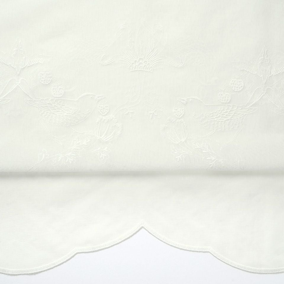 生地拡大画像／ツグミのくちばし、目、羽根を細部まで刺繍で丹念に表現しています