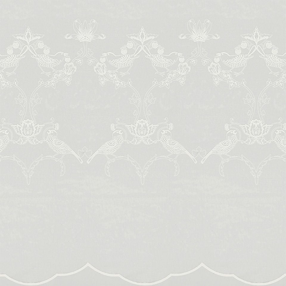 生地画像／オリジナルデザインの一部である、いちごをついばむツグミのモチーフをメインにして、刺繍用のデザインとして作製しています