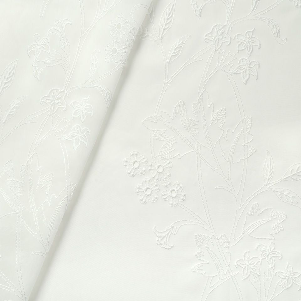 生地拡大画像／ウィリアム・モリスのオリジナルデザインは大切に守りながら、刺繍ステッチを数種取り入れて花の表情に変化をつけています