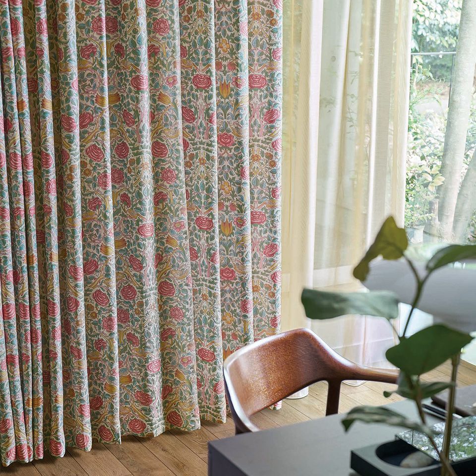 イメージ画像／ローズは、チューリップとバラの花が華やかに咲き誇り、茂みの中では陽気な2羽の鳥が戯れる、優雅で生き生きとしたデザインです