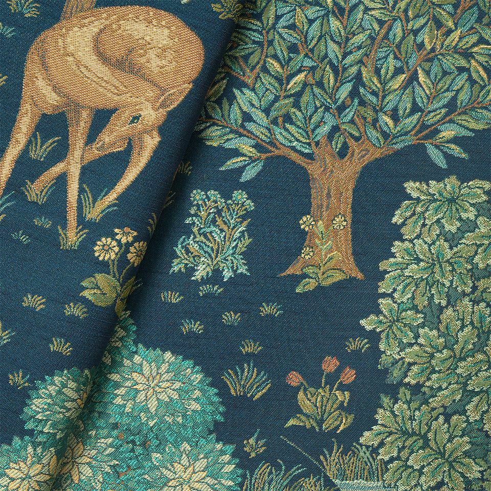 生地拡大画像／鹿や木々を多くの組織で色やテクスチャーに変化を持たせて、様々な表情を作っています