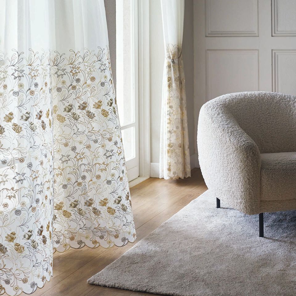 イメージ画像／生命力あふれる葉や花が咲き乱れる楽園を描いた「バウアー」の柄を基に、新たにレースの刺繍柄としてデザイン・製作されました