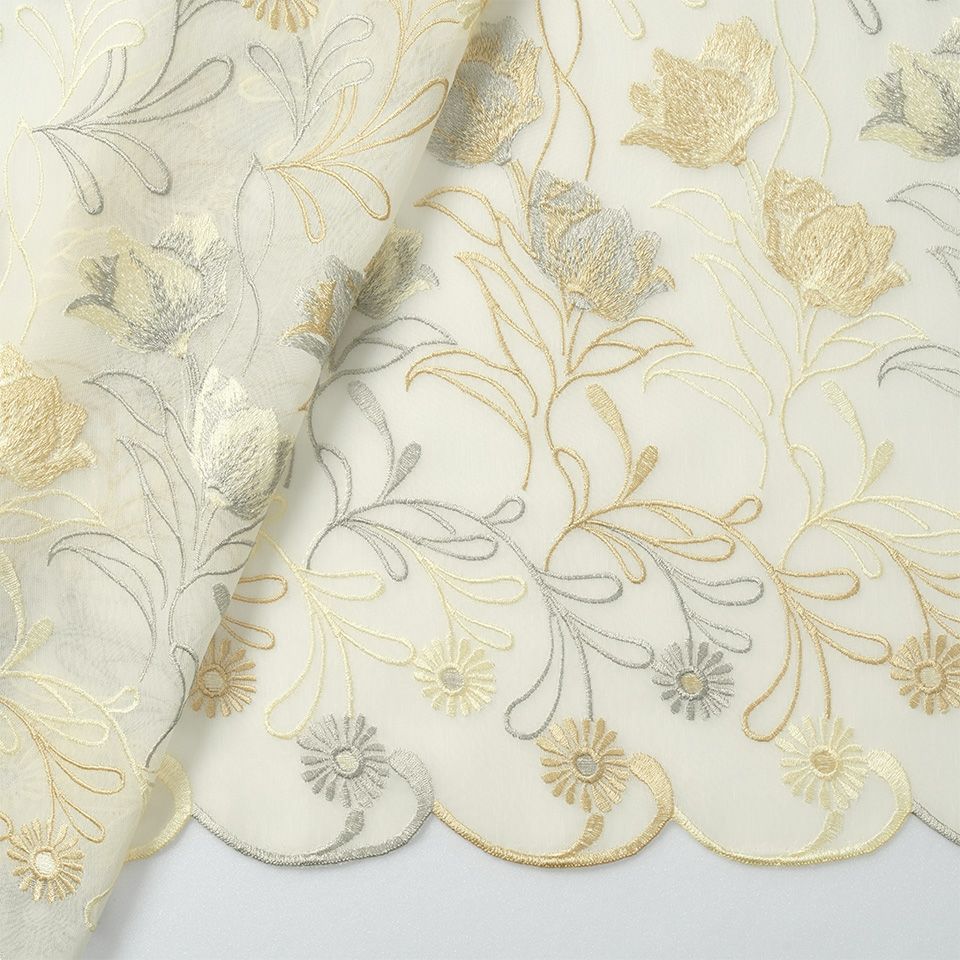 生地拡大画像／光沢のある三色の刺繍糸が繊細に重なり合い、華やかで緻密な絵羽柄として仕上げられています