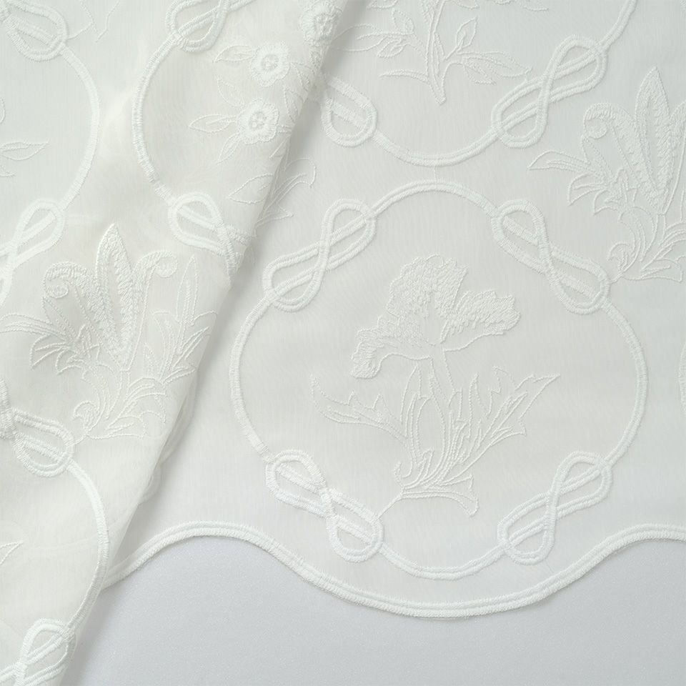 生地拡大画像／枠の部分はボリュームのある糸で密にステッチを入れデザインを強調させ、花の部分は花と葉の部分で強弱をつけ奥行き感を持たせています