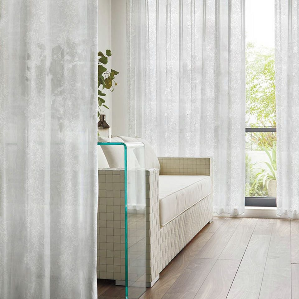 イメージ画像／日中もかわいらしい花モチーフのデザインが楽しめる刺繍レースです